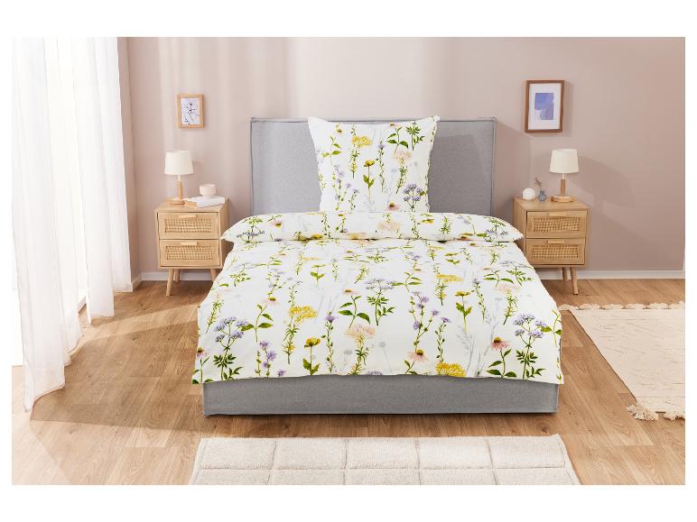Blumenbettwäsche: Bettbezug und Kissenbezüge mit Blumenmuster.