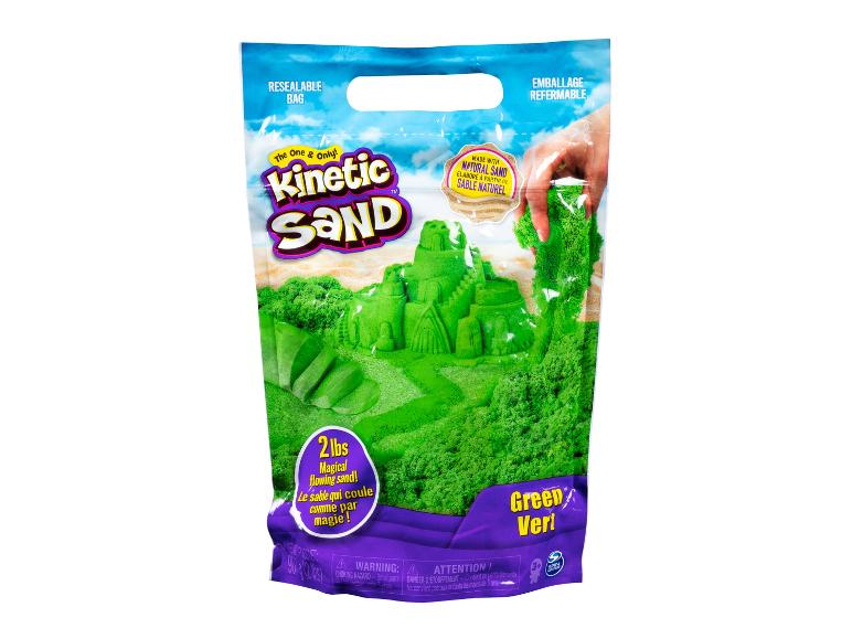 Grüner 2-Pfund-Beutel Kinetischer Sand mit einer Sandburg.