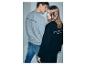 Mann und Frau in grauen und schwarzen Sweatshirts mit „TREVESSE BLUE“ auf dem Rücken.