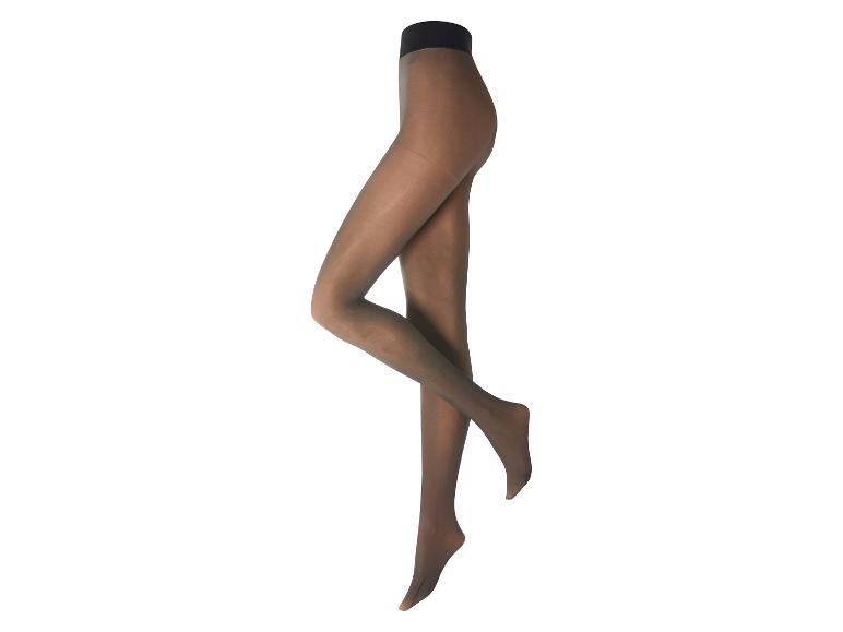 Dunkle Strumpfhose an einer Schaufensterpuppe, ein Bein vor dem anderen gekreuzt.