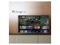 Fernseher mit Google TV Startbildschirm, der Streaming-Inhalte und Apps anzeigt.