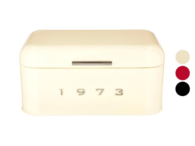 Eine cremefarbene Metallbrotdose mit der Aufschrift '1973'.