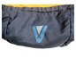 Nahaufnahme eines dunkelblauen Schlafsacks mit einem blauen 'V'-Logo.