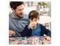 Ein Vater und sein Sohn puzzeln ein Spiderman-Puzzle.