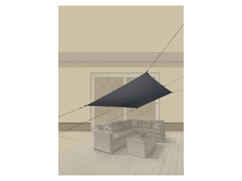 Dunkelgraues Sonnensegel über einer Gartenmöbelgarnitur auf einer Terrasse.