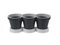 Drei schwarze Blumentöpfe mit grauen Untersetzern.
