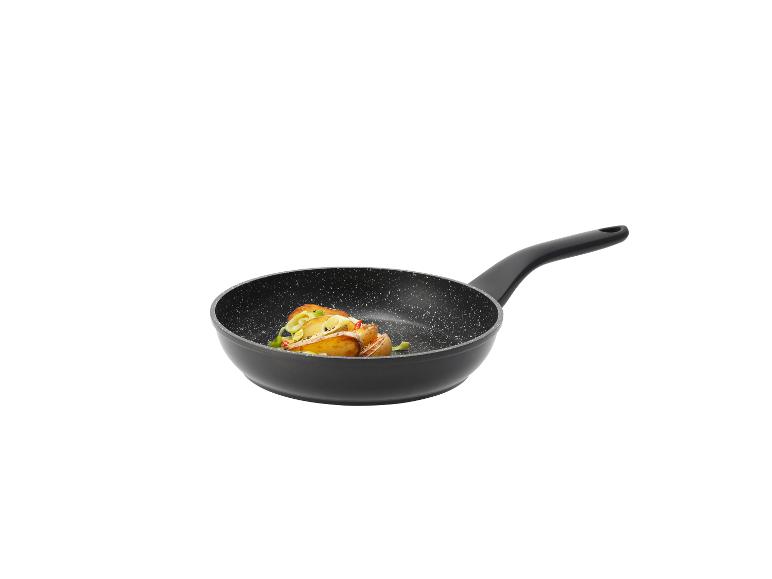 Schwarze Bratpfanne mit Bratkartoffeln und Gemüse