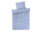 Ein hellblaues Bettbezug-Set mit passenden Kissenbezügen.