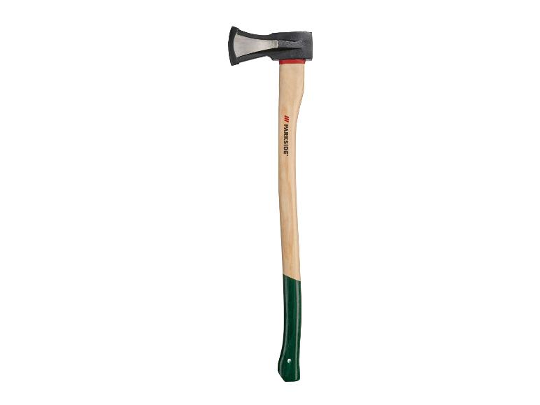 Axt mit Holzstiel und schwarzem Kopf mit Metallklinge.
