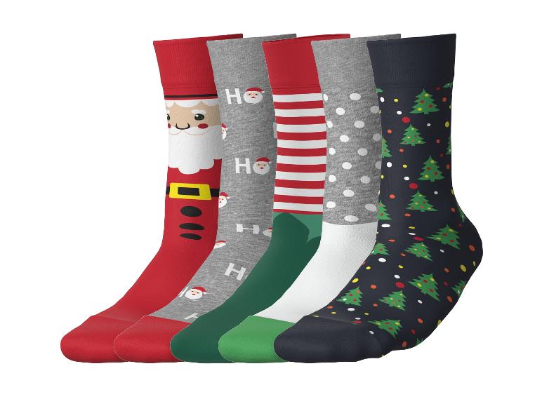 Fünf Paar Weihnachtssocken mit Mustern wie Weihnachtsmann, Streifen, Punkten und Weihnachtsbäumen.