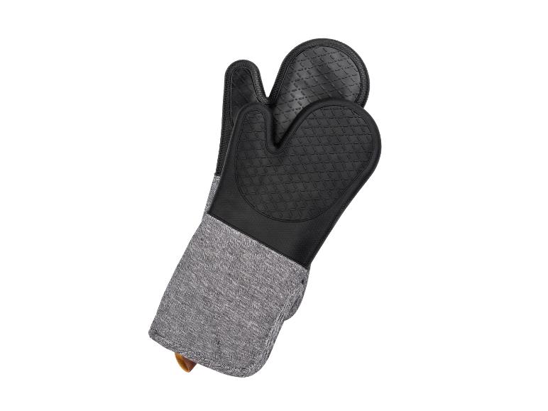 Ofenhandschuhe aus Silikon und grauem Stoff.