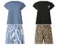 Zwei Pyjama-Sets: blaues Oberteil mit gestreiften Shorts, schwarzes Oberteil mit Leopardenmuster-Shorts.