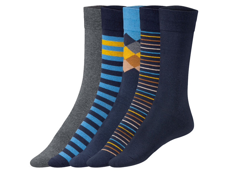 Vier Paar Socken mit verschiedenen Mustern: gestreift, kariert und unifarben.