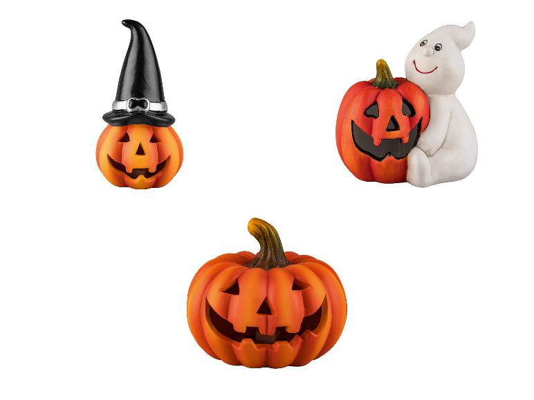 Drei dekorative Halloween-Kürbisse: einer mit Hexenhut, einer mit Geist und einer einzeln.