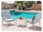 Weiße Gartenmöbelgarnitur am Pool mit Stühlen und Beistelltisch