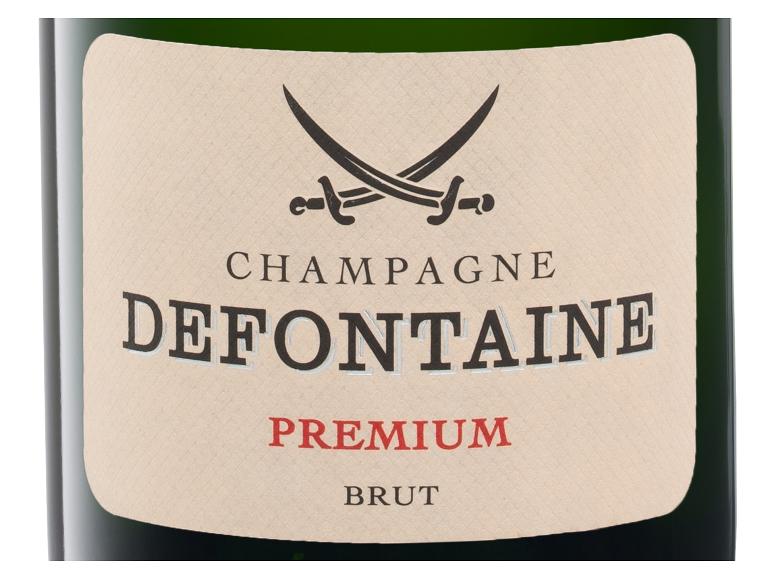 Champagnerflasche mit Etikett, das zwei gekreuzte Säbel und die Aufschrift „PREMIUM BRUT“ zeigt.