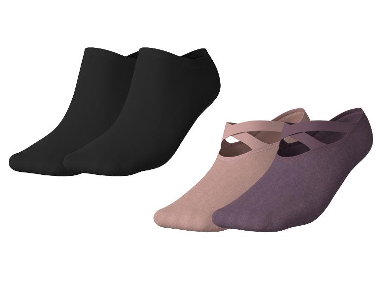 Zwei Paar Füßlinge: schwarze und Ballett-Stil mit Kreuzriemen in Beige und Lila.