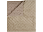 Beige gesteppte Decke mit Rautenmuster, gefaltet, um die Unterseite zu zeigen.