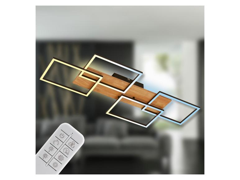Moderne LED-Deckenleuchte mit Holzelementen und Fernbedienung, beleuchtet einen unscharfen Raum.
