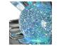 Glitzernde blaue Glitzerkugel, von unten beleuchtet, auf einem silbernen Sockel