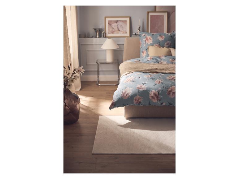 Heller LIVARNO home Teppich unter dem Bett im Schlafzimmer.