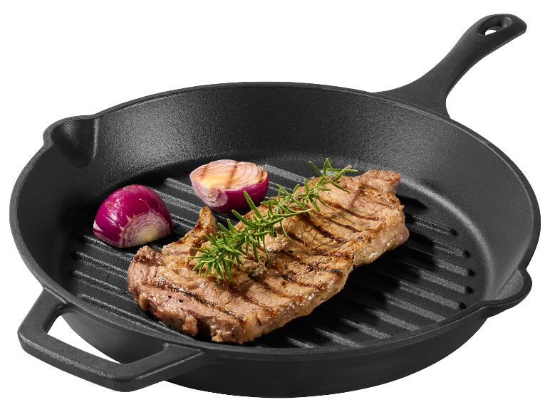 Gegrilltes Steak mit Rosmarin und Zwiebeln in einer Gusseisenpfanne