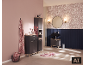 Modernes Badezimmer mit grauen Möbeln, schwarzem Waschbecken, rundem Spiegel und Blumentapete.