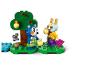 Zwei LEGO Animal Crossing Figuren, ein Bär und ein Hase, ernten Früchte.