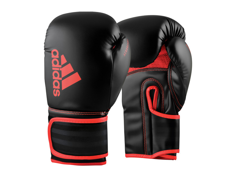 Ein Paar schwarze Boxhandschuhe von Adidas mit roten Details.