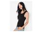 Frau in schwarzem Tanktop und Jeans-Shorts, mit goldener Halskette und Ohrringen.