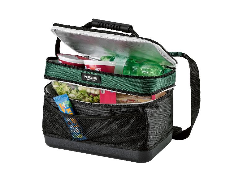 Offene Kühltasche mit zwei Fächern, gefüllt mit Essen und Getränken.