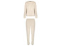 Beige Trainingsanzug mit bedrucktem Sweatshirt.