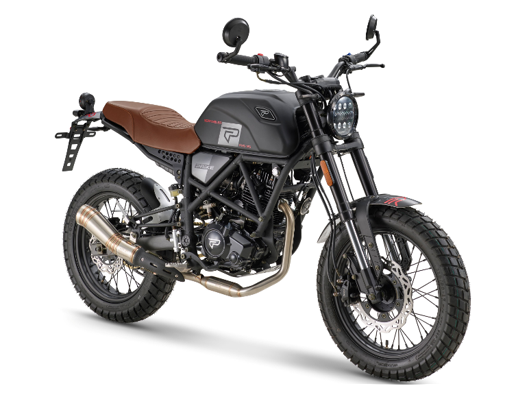 PRIKE PXS 125 Scrambler Motorrad in Schwarz mit braunem Sitz und silbernem Auspuff.