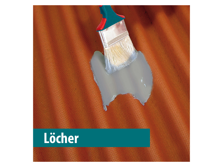 Graue Farbe wird auf eine orange, gewellte Oberfläche aufgetragen.