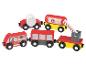 Holzspielzeugzug im Feuerwehr-Thema mit Waggons und Schranke.