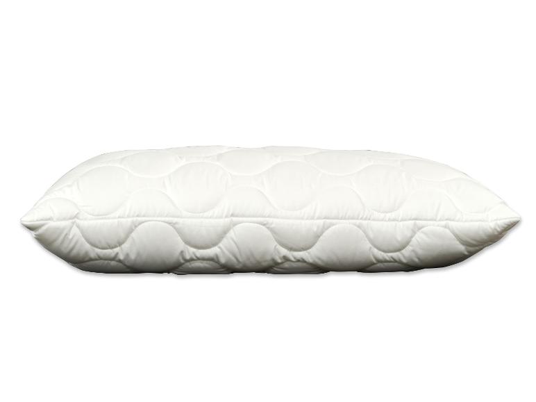 Weißes gestepptes Kissen mit Wellenmuster auf weißem Hintergrund.