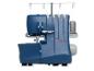Blaue SINGER S0235 Overlock-Nähmaschine mit grauem Garn.