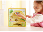 Kleines Mädchen spielt mit einem Bienenstock-Kinderspiel aus Holz.