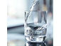 Transparentes Glas, das mit frischem, klarem Wasser gefüllt wird.