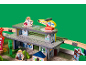Holzspielset mit Krankenhaus, Hubschrauber, Figuren und Eisenbahnschienen.