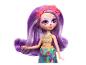 Enchantimals Puppe mit lila Haaren, Gesichtsbemalung und Blumenkleid.