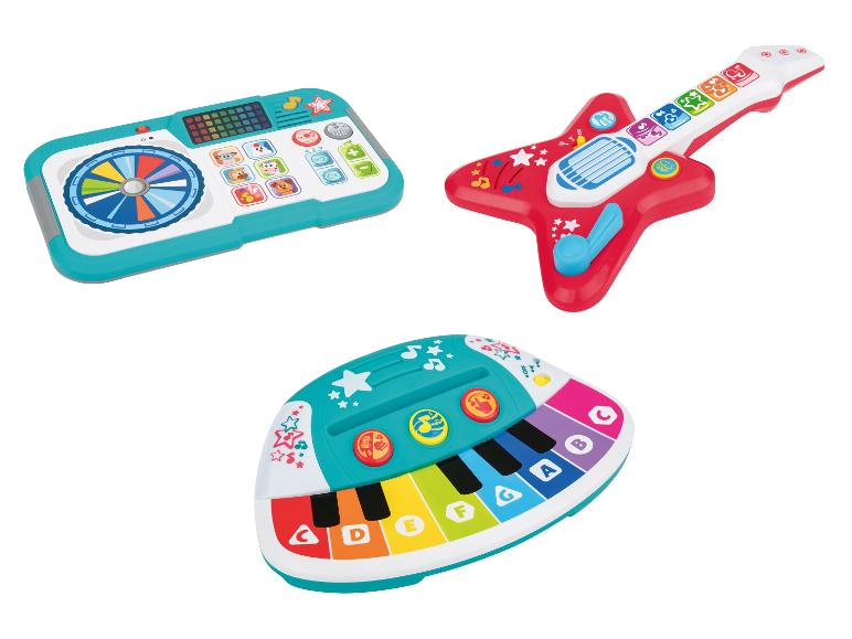 Drei Musikspielzeuge für Kinder: ein DJ-Pult, eine Gitarre und ein Keyboard.