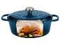 Blauer Bräter mit gebratenem Hähnchen, Knoblauch und Kräutern, mit Schnitt, der das Innere zeigt.