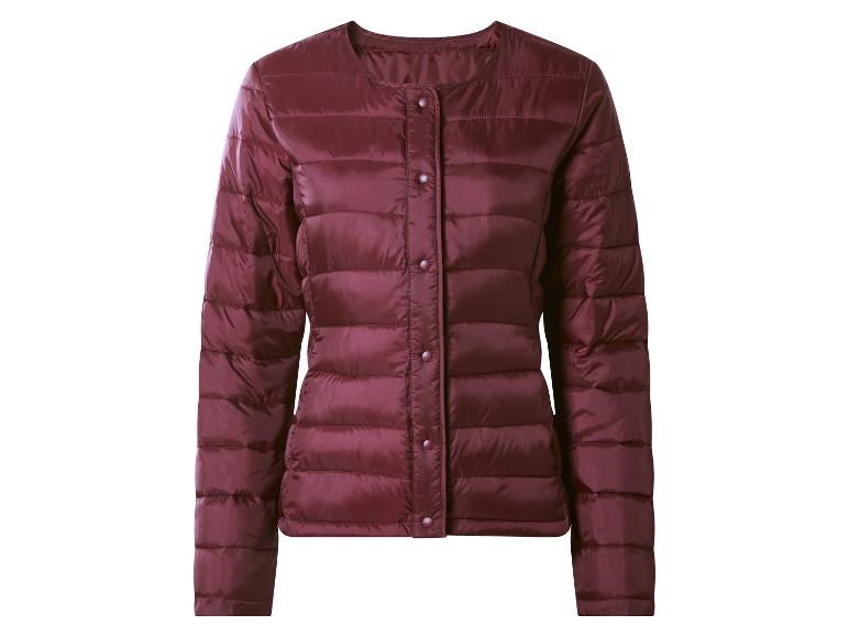 Dunkelrote gesteppte Damenjacke mit Rundhalsausschnitt und Druckknöpfen.