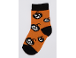 Orangefarbene Socken mit schwarzen und weißen Kürbismotiven.