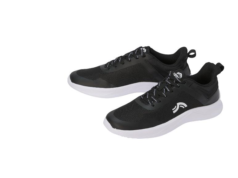 Ein Paar schwarze Sportschuhe mit weißen Sohlen und weiß gemusterten Schnürsenkeln.