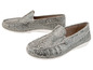 Zwei Paar graue Mokassins mit Schlangenmuster.