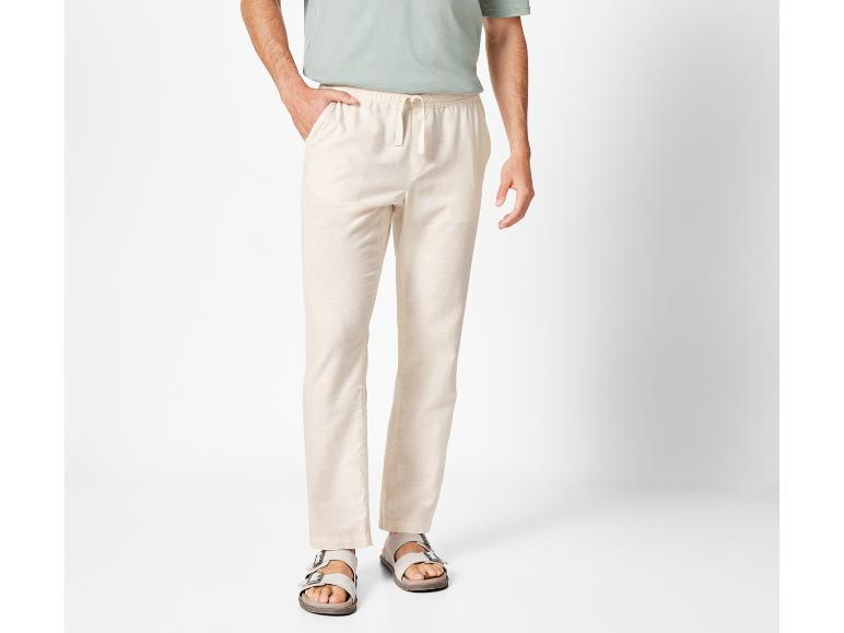 Beige Leinenhose und Sandalen: lässiger Sommerlook.