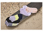 Ein Skateboard mit verschiedenen Sockenarten, darunter eine mit Muscheln