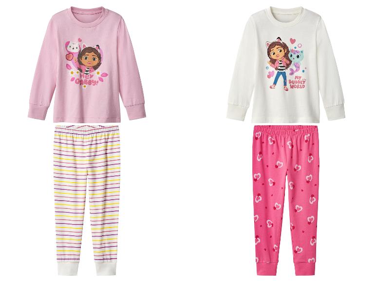 Zwei Sets Gabby's Dollhouse Pyjamas, eines rosa und eines weiß.